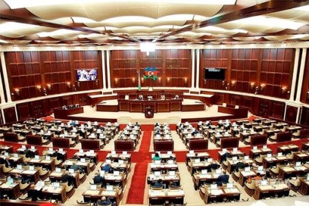 Milli Məclisdə İnsan alverinə qarşı mübarizə üzrə Milli Koordinatorun illik məlumatı dinlənilir