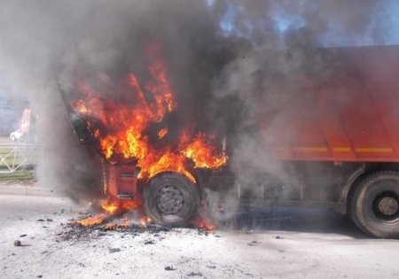 Bakıda yük avtomobili yandı