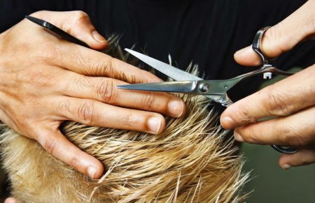 Bakıda bərbər 18 yaşlı şəxsi qayçı ilə ağır yaraladı