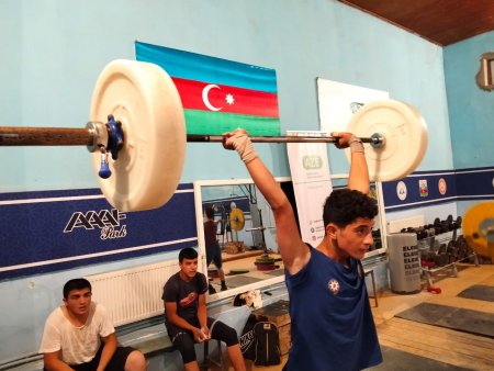 "İdman hamı üçün" layihəsi çərçivəsində “Ağırlıqqaldırma” zalında Azərbaycan Respublikasının Əməkdar məşqçisi Şəmsi Səfərlinin rəhbərliyi altında ağırlıqqaldırma idman növü üzrə nümunəvi çıxış təşkil olunub